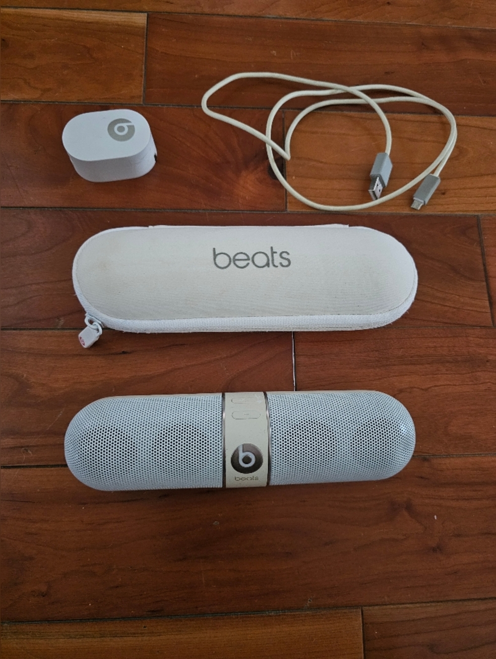 Beats by Dre Pill+ Speaker and Accessories in White